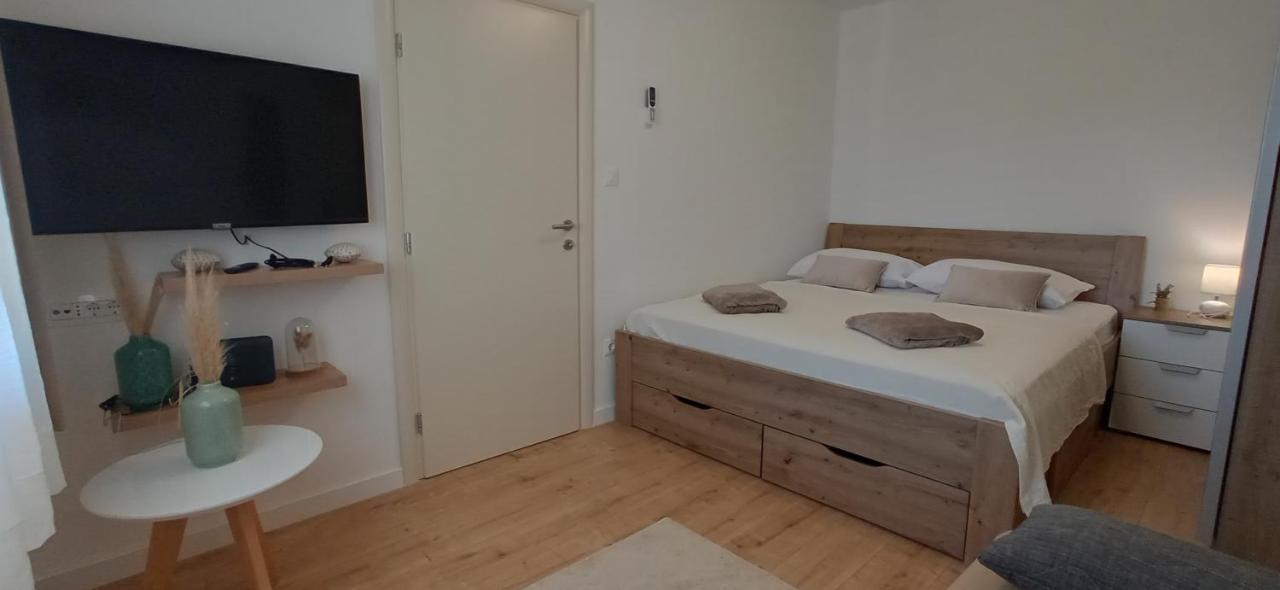 Holiday Home Peran Grebastica Exterior photo